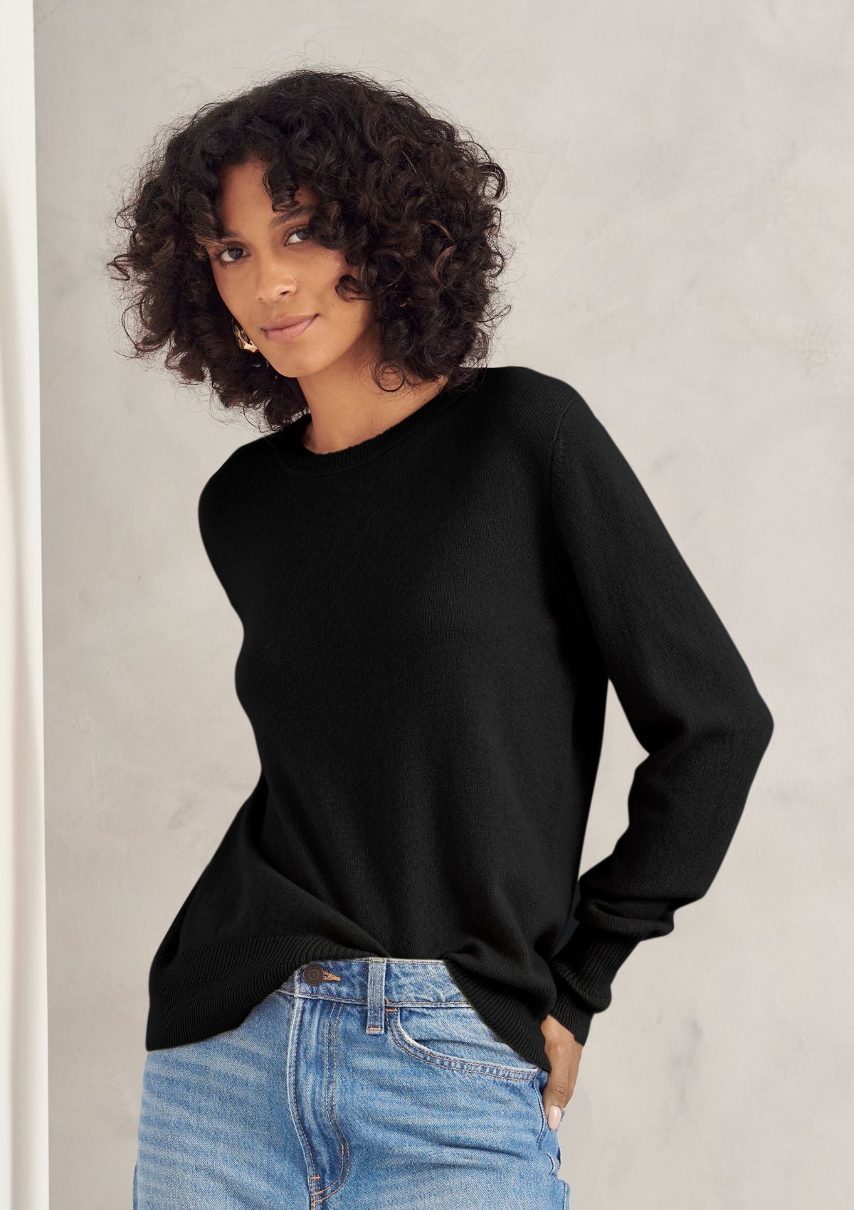 Black women's crew neck sweater hotsell