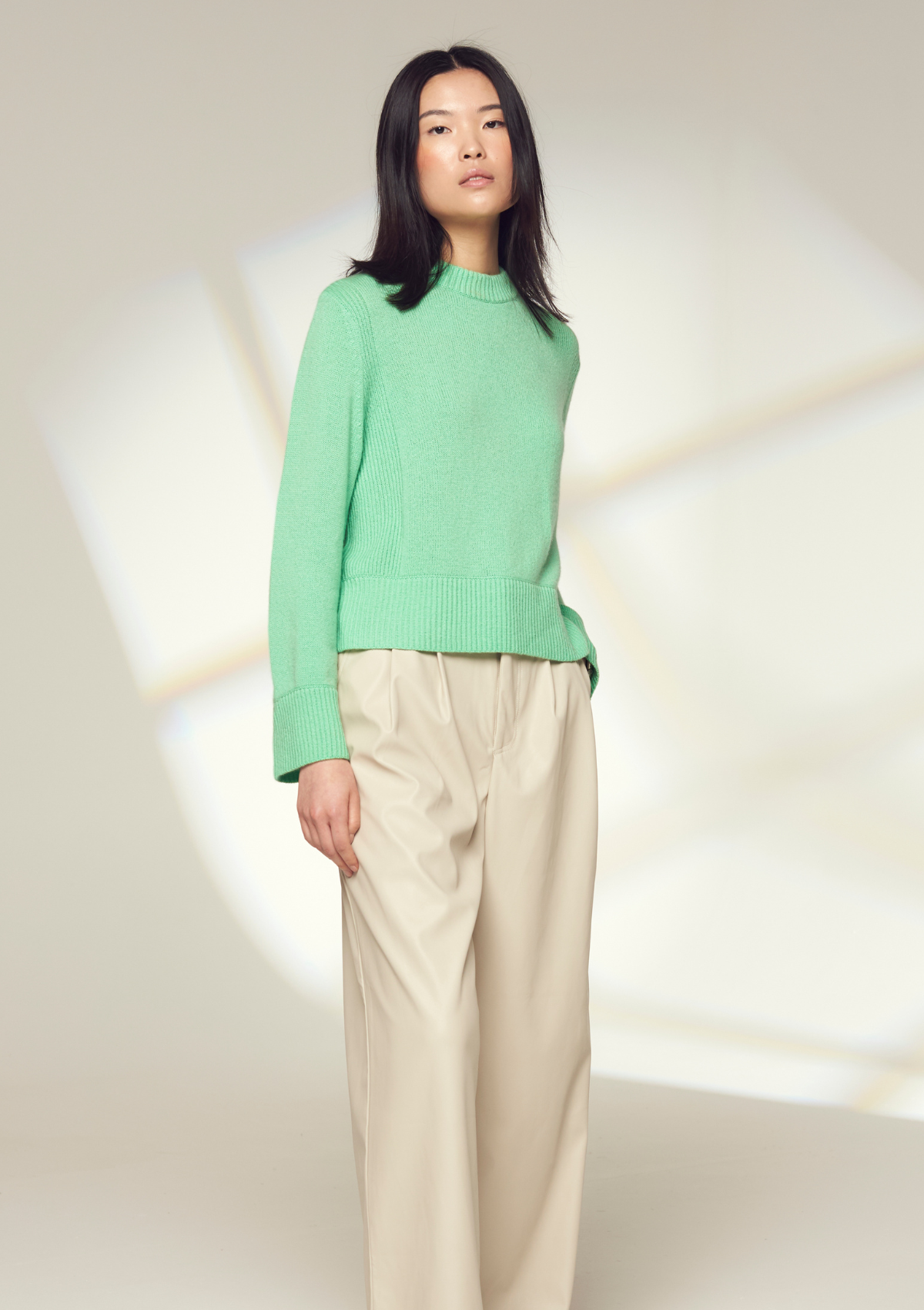 Cropped Cashmere Sweatshirt in Apple Green