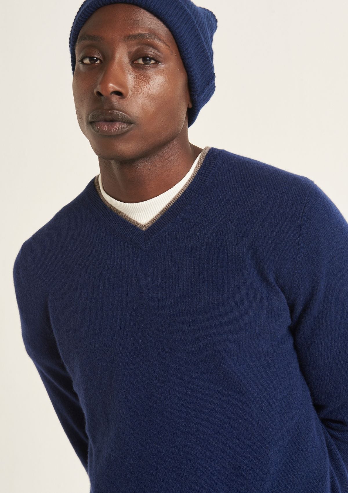 Mens Cashmere V Neck Sweater in Midnight Blue