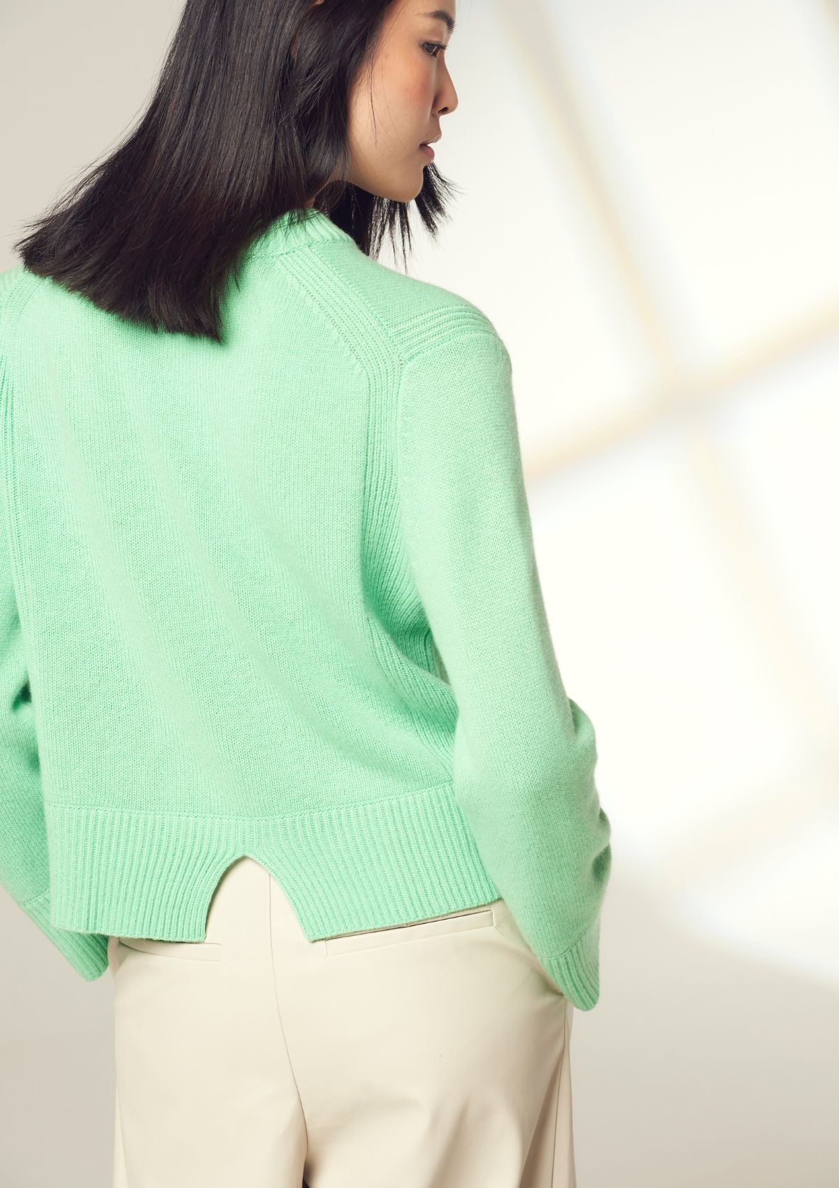 Cropped Cashmere Sweatshirt in Apple Green