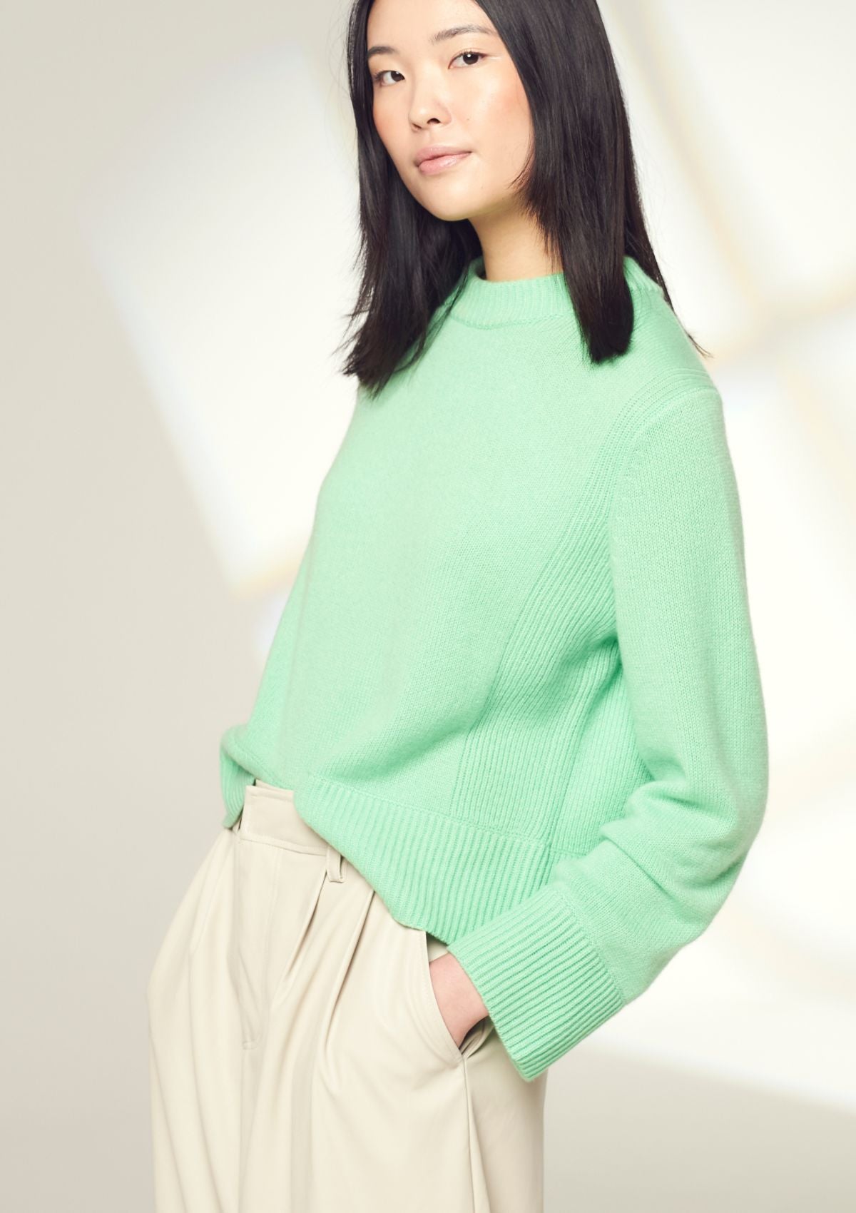 Cropped Cashmere Sweatshirt in Apple Green