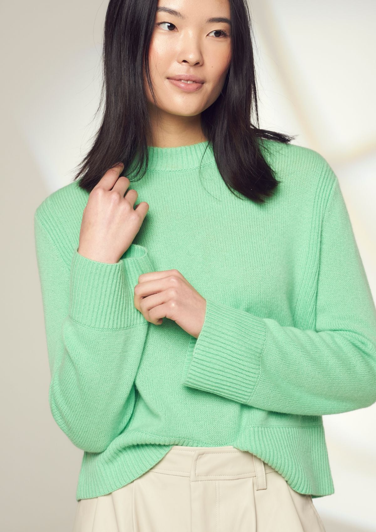 Cropped Cashmere Sweatshirt in Apple Green